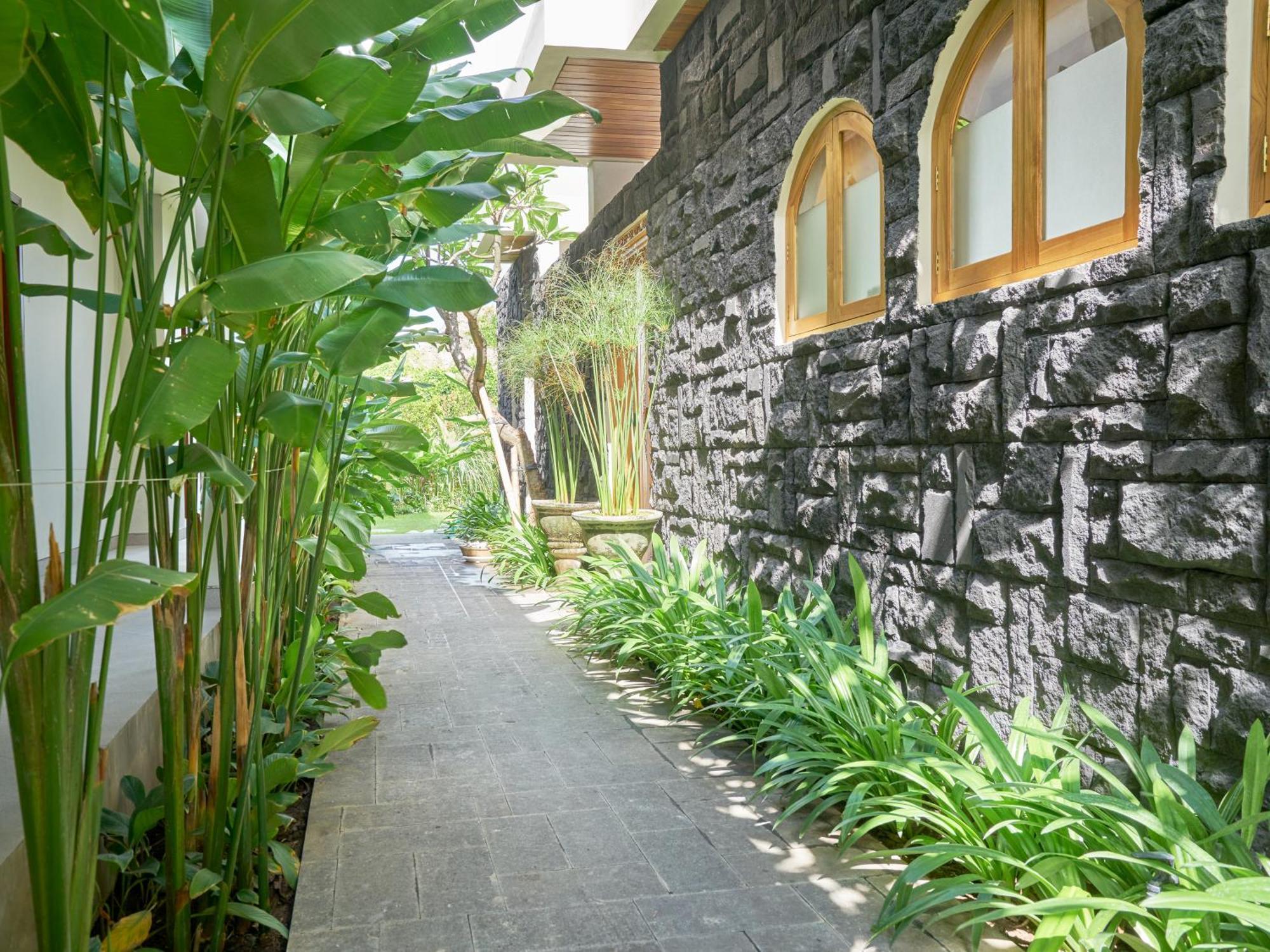 Luna Ola Berawa Hotel 5*